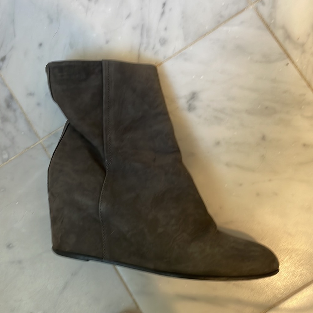 VINCE Wedge booties suede army green